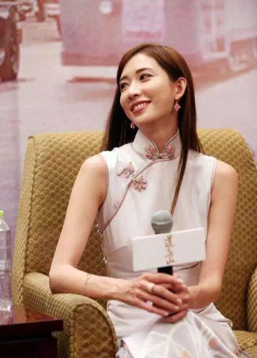 45歲林志玲「穿上旗袍」窈窕身材美翻　輕鬆駕馭「盡顯東方女性美」婀娜風姿
