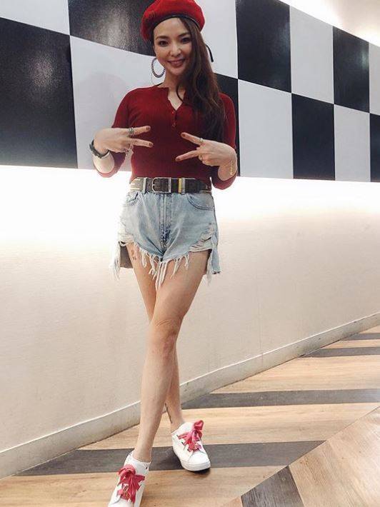 狂減35公斤!小甜甜搖頭嘆:「現在付出巨大代價了」 秀出零贅肉鉛筆腿「卻覺得很悲哀」