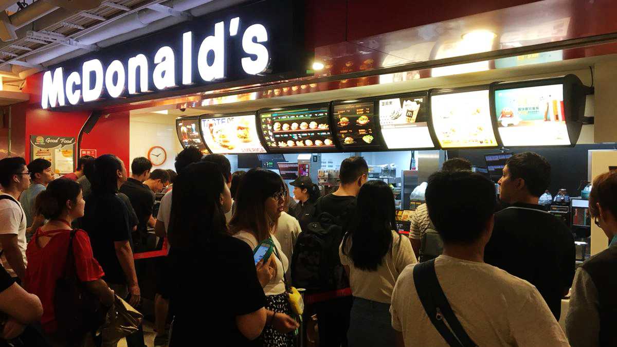 終於能邊走邊吃了！麥當勞官方教學「一手拿全餐」絕招　網友「好奇實測驚呆」：以前怎麼沒想到