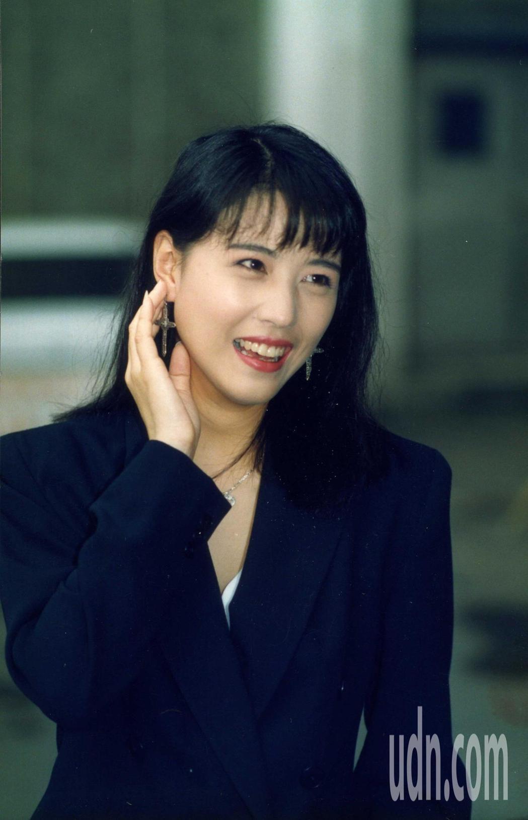 周海媚「超狂家世曝光」是滿清貴族後裔！52歲遭直擊「零修圖素顏」網驚：超美