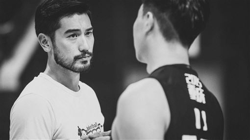 不捨10年好友！兄弟寫親筆信「念給高以翔聽」　錄音到一半「手機畫面定格」情緒失控：你收到了