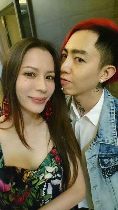 曾伴他走出低潮！老婆含淚檢舉「謝和弦癮頭又發作」　被起底「前一晚開房間」還有別的女人