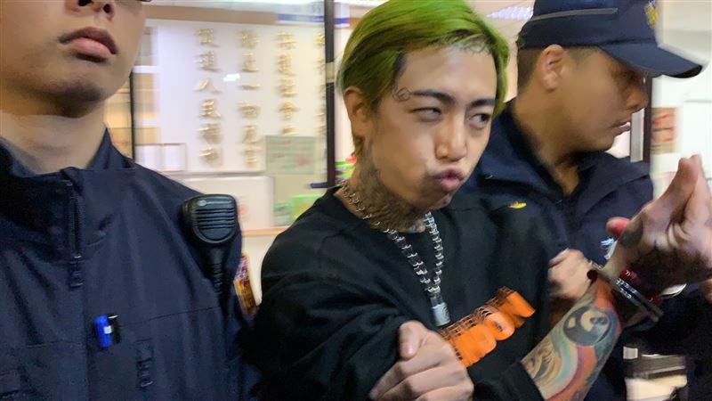 曾伴他走出低潮！老婆含淚檢舉「謝和弦癮頭又發作」　被起底「前一晚開房間」還有別的女人