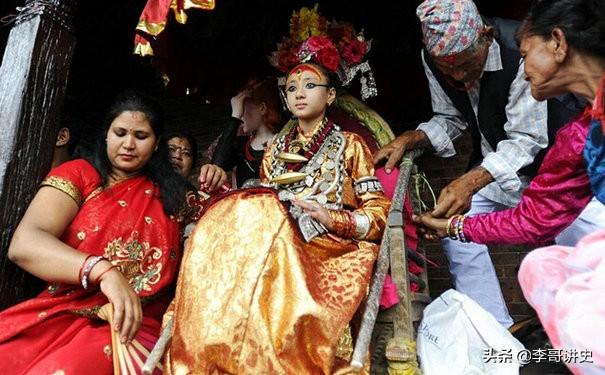 國王見了都得下跪！尼泊爾活女神當選後「雙腳絕不能沾地」   初潮後被退位「餘生卻無人敢娶」只能孤獨終老