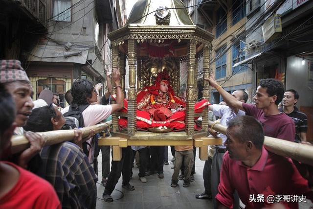 國王見了都得下跪！尼泊爾活女神當選後「雙腳絕不能沾地」   初潮後被退位「餘生卻無人敢娶」只能孤獨終老