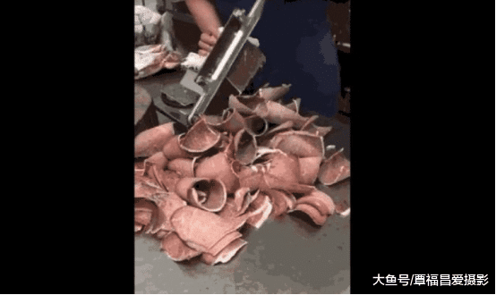 農村男子在拉麵館「切了1天肉」生意火爆，老闆看後卻直接辭退了他，網友看穿了一切