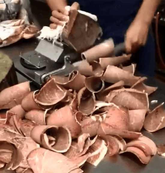 農村男子在拉麵館「切了1天肉」生意火爆，老闆看後卻直接辭退了他，網友看穿了一切