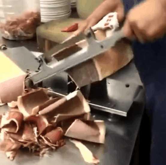 農村男子在拉麵館「切了1天肉」生意火爆，老闆看後卻直接辭退了他，網友看穿了一切