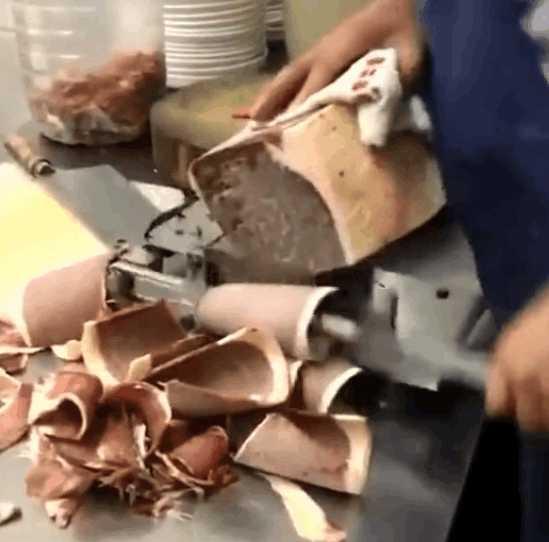 農村男子在拉麵館「切了1天肉」生意火爆，老闆看後卻直接辭退了他，網友看穿了一切