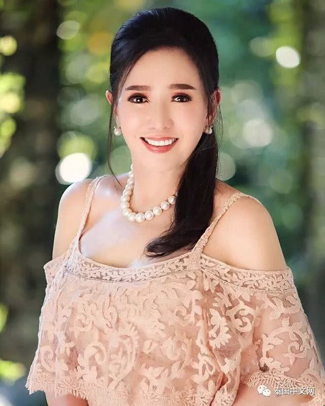 最漂亮阿嬤！72歲美魔女「跟孫子拍照」宛如大姊姊　54年前「美到當上環球小姐」驚豔全網：也太仙！