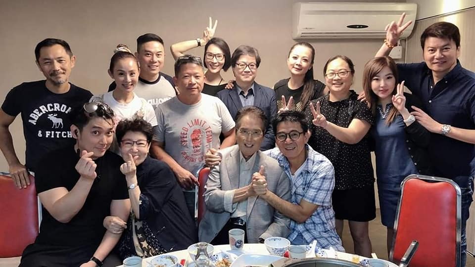 虧欠兒太多！八點檔大反派「甘願放棄演藝事業」彌補妻兒10年　家人永遠擺第一「低調回台現身」再聚老友