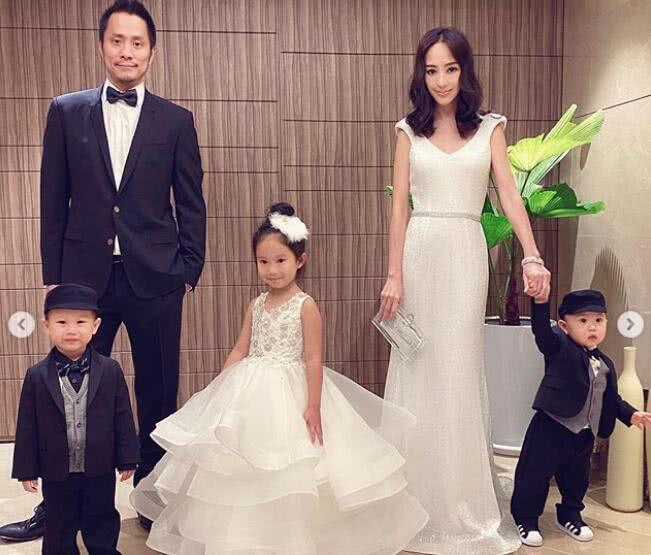 關穎罕曬全家福！一家五口幸福同框「大女兒穿蓬裙萌翻」 　生完三胎四肢纖細「白禮服窈窕曲線」美翻天