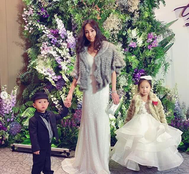 關穎罕曬全家福！一家五口幸福同框「大女兒穿蓬裙萌翻」 　生完三胎四肢纖細「白禮服窈窕曲線」美翻天