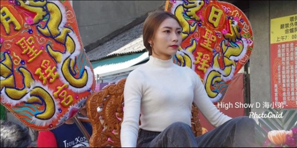 活媽祖降世？左營聖瑤宮「正妹女乩身坐轎」8壯男扛進廟裡　網傻住「搜出她的身分」：人比神還大嗎