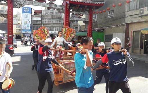 活媽祖降世？左營聖瑤宮「正妹女乩身坐轎」8壯男扛進廟裡　網傻住「搜出她的身分」：人比神還大嗎