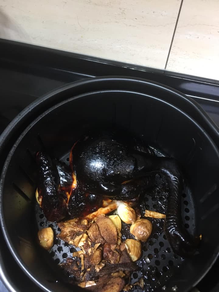 暗黑料理又來了！人妻「用氣炸鍋炸烤雞」叫老公幫忙端　他開蓋「只見薑蒜不見雞」傻眼：變烏骨雞了