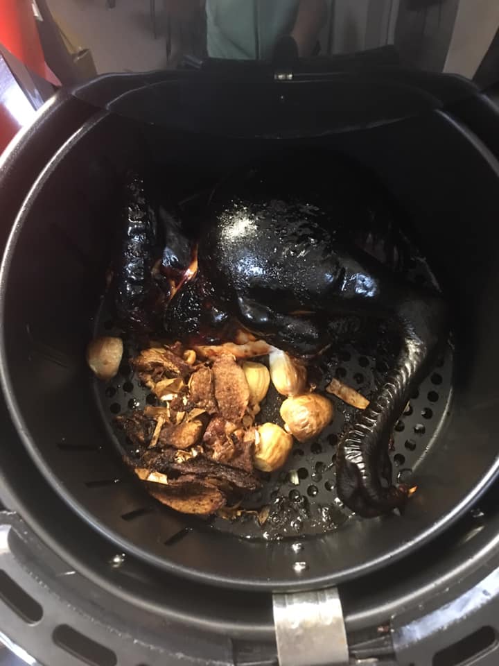 暗黑料理又來了！人妻「用氣炸鍋炸烤雞」叫老公幫忙端　他開蓋「只見薑蒜不見雞」傻眼：變烏骨雞了