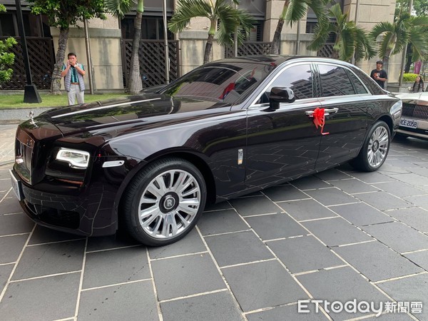 帥兒娶媳婦！黑面仔找來「近2億車隊迎娶」席開120桌　罕見在台上結巴「開口讓親家想哭了」
