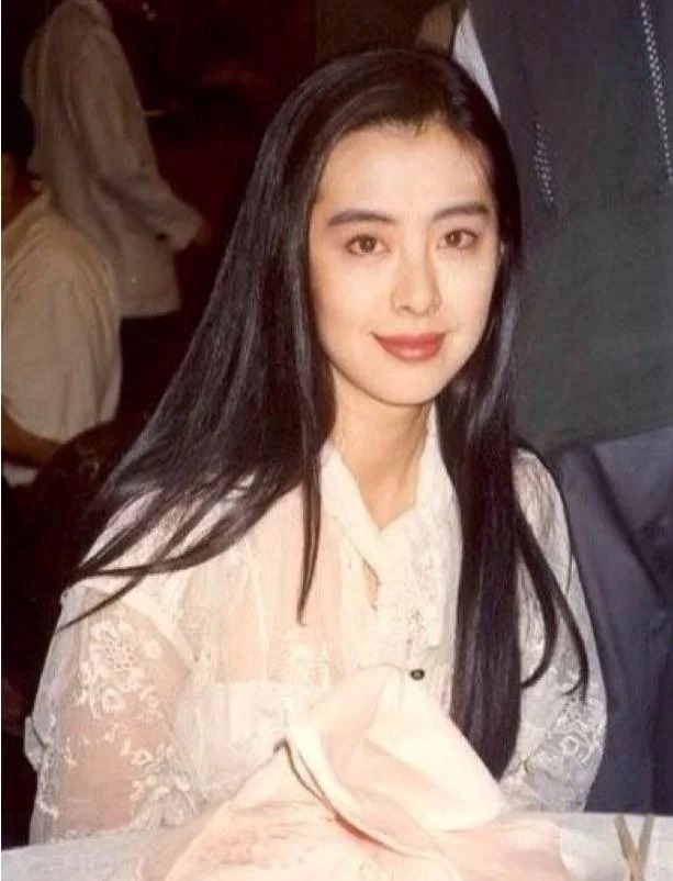 「傳奇貴婦」謝玲玲為愛女慶生「五官精緻媲美女星」　遺傳「大眼基因」母女同框美翻
