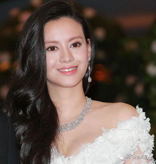「傳奇貴婦」謝玲玲為愛女慶生「五官精緻媲美女星」　遺傳「大眼基因」母女同框美翻
