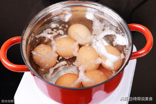 水煮蛋時「不能直接下鍋」學會2招連鵪鶉蛋都能「自動脫殼」
