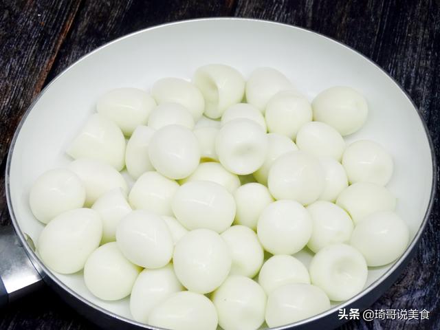 水煮蛋時「不能直接下鍋」學會2招連鵪鶉蛋都能「自動脫殼」