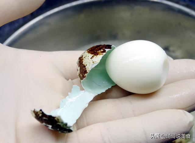 水煮蛋時「不能直接下鍋」學會2招連鵪鶉蛋都能「自動脫殼」