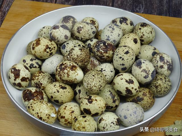 水煮蛋時「不能直接下鍋」學會2招連鵪鶉蛋都能「自動脫殼」