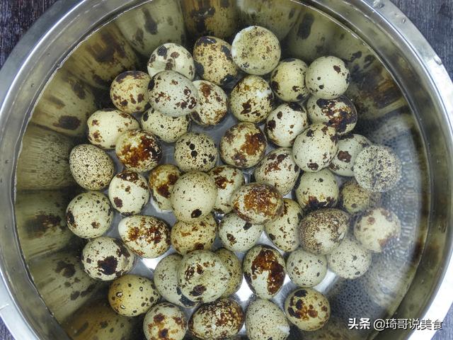 水煮蛋時「不能直接下鍋」學會2招連鵪鶉蛋都能「自動脫殼」