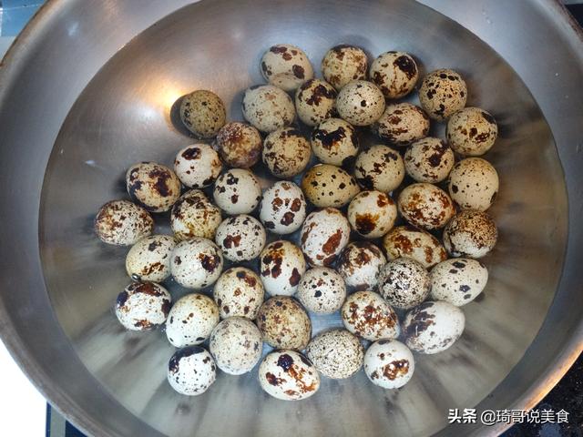 水煮蛋時「不能直接下鍋」學會2招連鵪鶉蛋都能「自動脫殼」