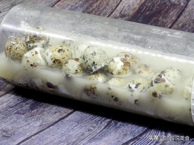 水煮蛋時「不能直接下鍋」學會2招連鵪鶉蛋都能「自動脫殼」