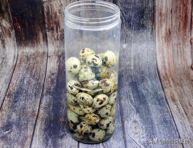 水煮蛋時「不能直接下鍋」學會2招連鵪鶉蛋都能「自動脫殼」