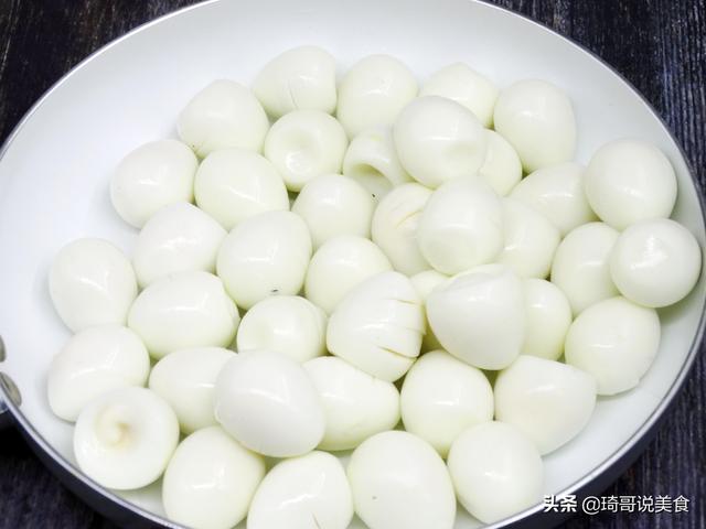 水煮蛋時「不能直接下鍋」學會2招連鵪鶉蛋都能「自動脫殼」