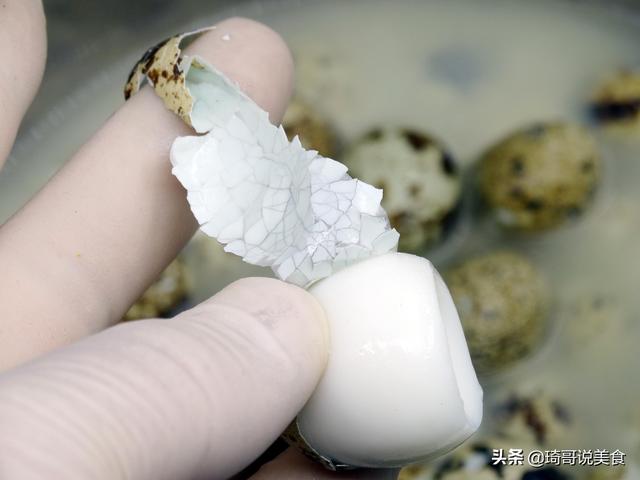 水煮蛋時「不能直接下鍋」學會2招連鵪鶉蛋都能「自動脫殼」