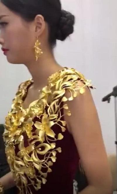 穿金戴銀太過奢華？ 婚禮唯一「穿金戴銀卻不俗氣」的新娘，當她轉身，網友：被上天眷顧的女神 