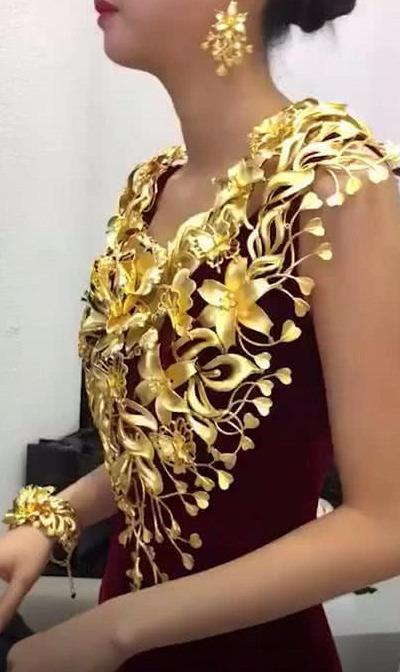 穿金戴銀太過奢華？ 婚禮唯一「穿金戴銀卻不俗氣」的新娘，當她轉身，網友：被上天眷顧的女神 