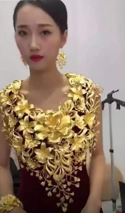 穿金戴銀太過奢華？ 婚禮唯一「穿金戴銀卻不俗氣」的新娘，當她轉身，網友：被上天眷顧的女神 