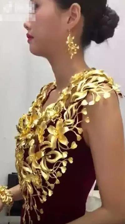 穿金戴銀太過奢華？ 婚禮唯一「穿金戴銀卻不俗氣」的新娘，當她轉身，網友：被上天眷顧的女神 