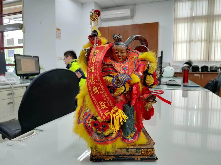 三太子好調皮！他接到宮廟電話「神明在玩羽毛」：變開直升機　趕回去後苦笑「倒楣的是順風耳」