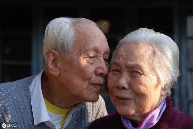 「身上老人味重了」建議少吃3種食物，做好4件事「減輕氣味又健康」