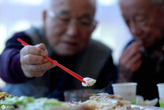 「身上老人味重了」建議少吃3種食物，做好4件事「減輕氣味又健康」