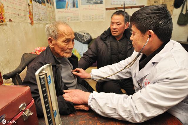 「身上老人味重了」建議少吃3種食物，做好4件事「減輕氣味又健康」