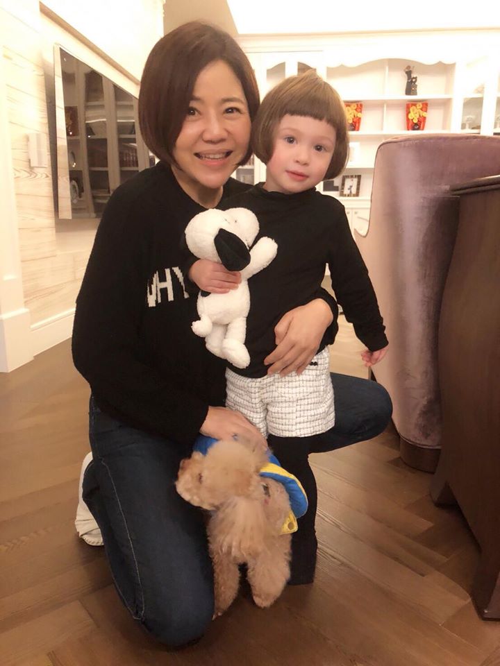夢寐以求！「家裡有面鞋子砌成的牆」浩子爆于美人豪宅奢華裝潢　「專屬衣帽間掛滿衣服」樂享單身