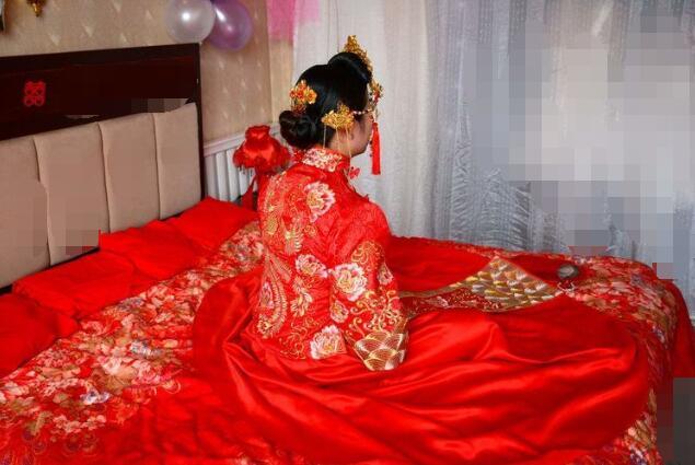 男子娶40歲大媽，第二天大媽卻賴床不起，男子揭開被單  興奮大喊：撿到寶了