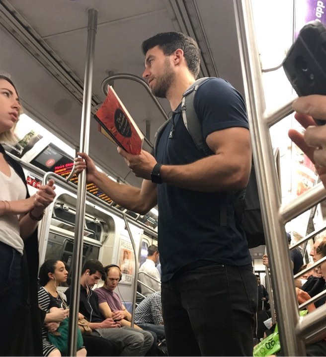 粉紅泡泡爆發！IG帳號捕捉「閱讀中的鮮肉」融化少女　「專注表情超銷魂」網心動尖叫：想當那本書！