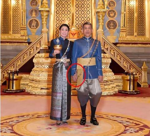 宣佈主權！蘇提達王后獨得聖寵，穿多套情侶裝秀恩愛     盡顯宮斗贏家氣場