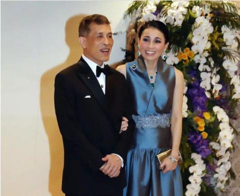 宣佈主權！蘇提達王后獨得聖寵，穿多套情侶裝秀恩愛     盡顯宮斗贏家氣場