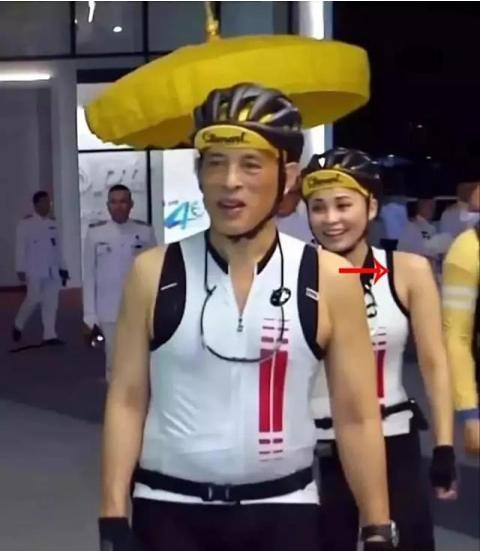 宣佈主權！蘇提達王后獨得聖寵，穿多套情侶裝秀恩愛     盡顯宮斗贏家氣場