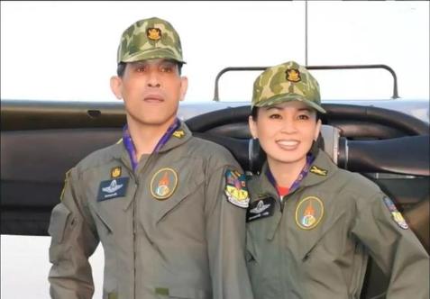 宣佈主權！蘇提達王后獨得聖寵，穿多套情侶裝秀恩愛     盡顯宮斗贏家氣場