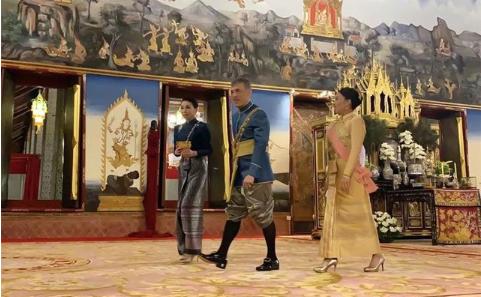 宣佈主權！蘇提達王后獨得聖寵，穿多套情侶裝秀恩愛     盡顯宮斗贏家氣場